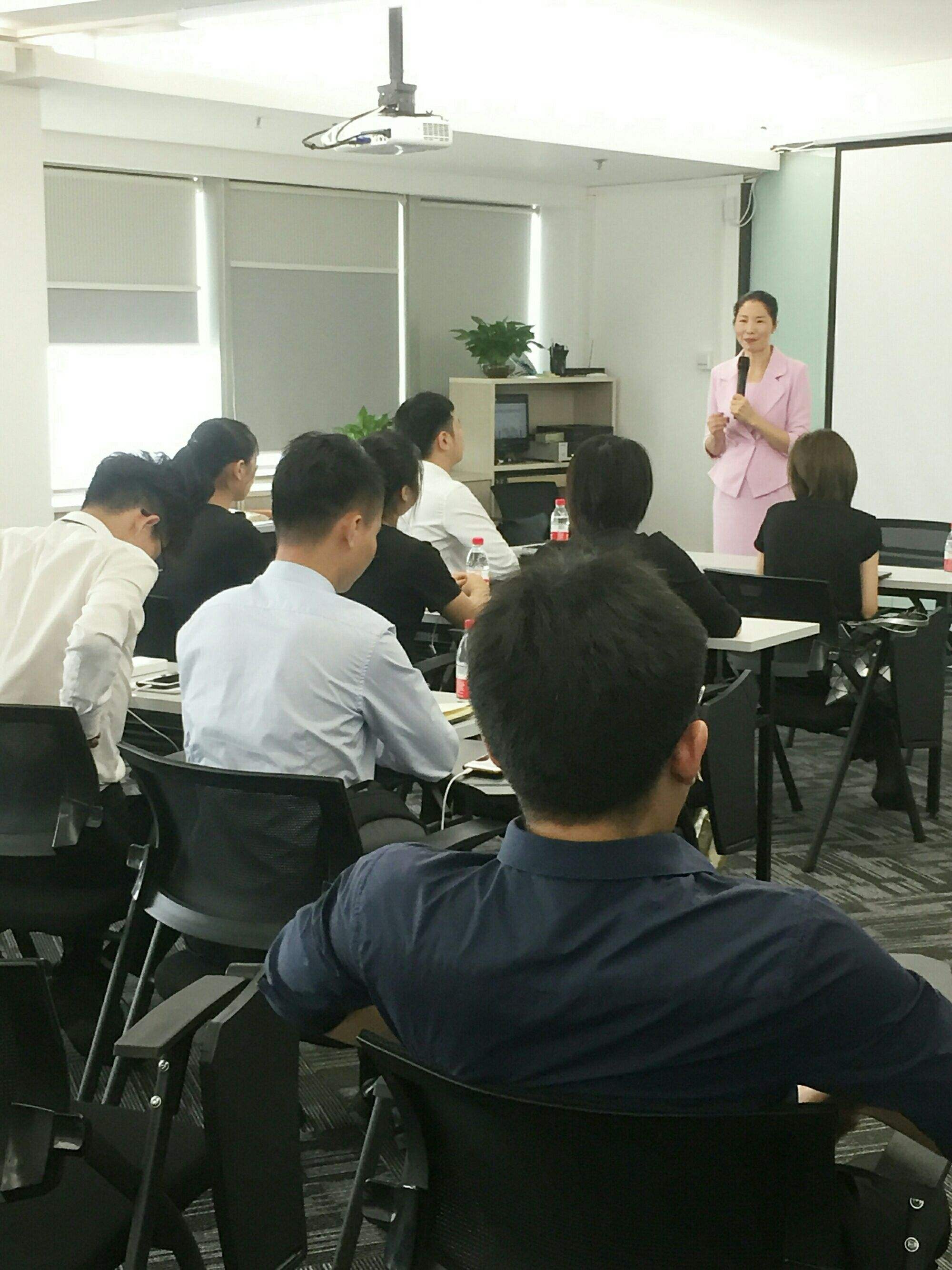 如何选择适合商务培训的项目主题