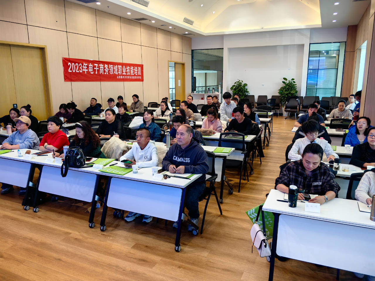 如何在商务培训中运用社交媒体工具提升学员的参与感