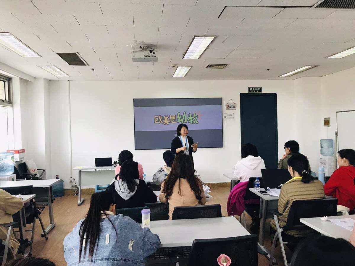 如何确保跨国商务培训项目的内容符合当地法规和文化