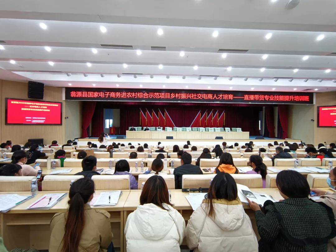 在商务培训中如何使用社交媒体工具增强学员的技能培养
