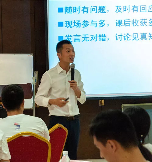 员工在自我提升中如何利用商务培训